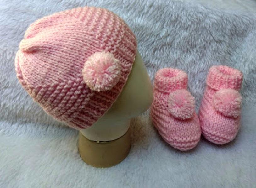 Conjunto Gorro e Sapatinho em Tricô rosa com pompom para Bebê -