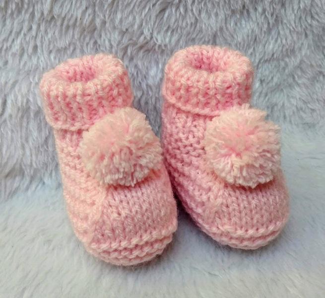 Conjunto Gorro e Sapatinho em Tricô rosa com pompom para Bebê -