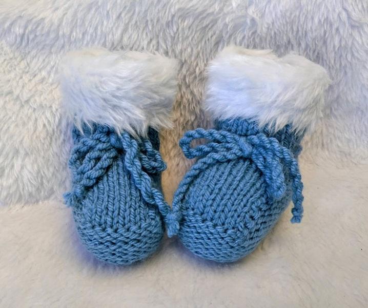 Conjunto Gorro e Sapatinho em Tricô azul com pelucia  para Bebê