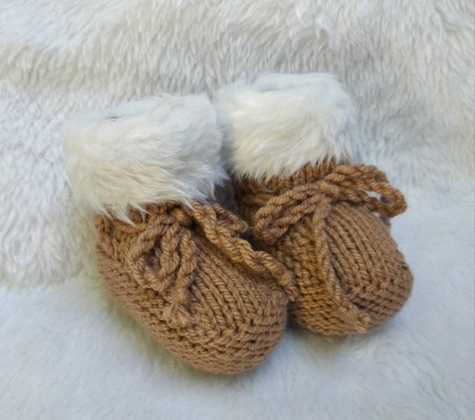Conjunto Gorro e Sapatinho em Tricô com pelucia  para Bebê