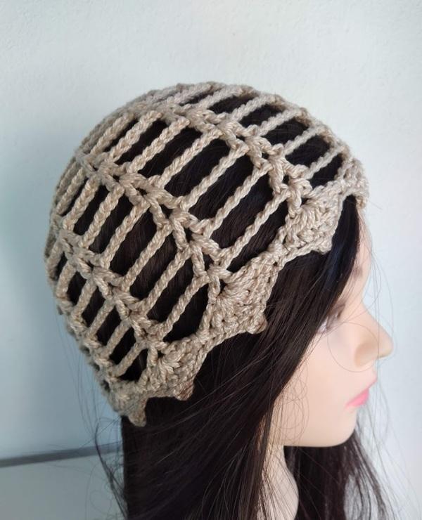 Gorro headpiece em crochê artesanal bege