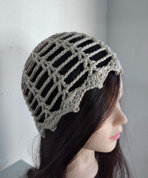 Gorro headpiece em crochê artesanal bege