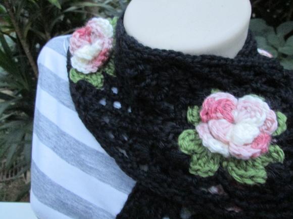Cachecol em Crochê com Flores.