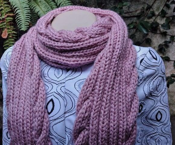 Cachecol em Tricô com Tranças - cor rosa - feito à mão