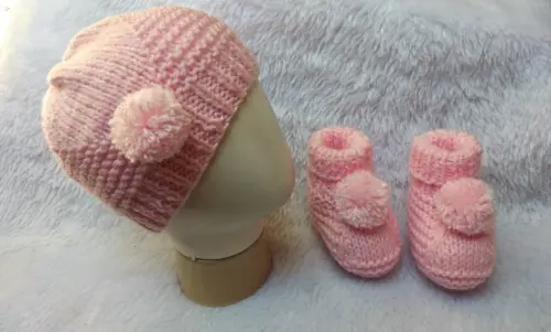 Conjunto Gorro e Sapatinho em Tricô rosa com pompom para Bebê -