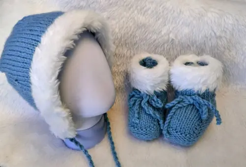 Conjunto Gorro e Sapatinho em Tricô azul com pelucia para Bebê