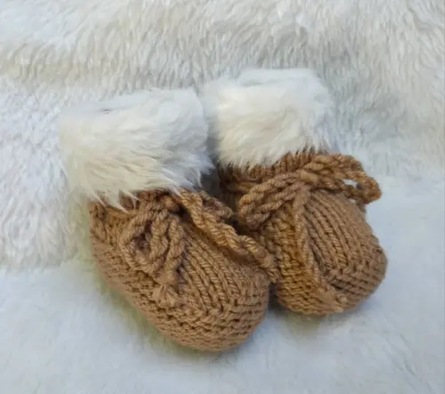 Conjunto Gorro e Sapatinho em Tricô com pelucia para Bebê