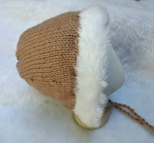 Conjunto Gorro e Sapatinho em Tricô com pelucia para Bebê