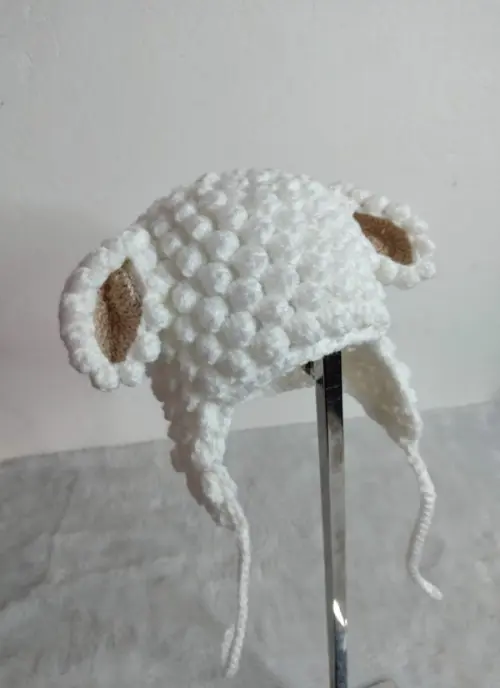 Gorro Infantil de tricô com orelhinhas - Carneirinho