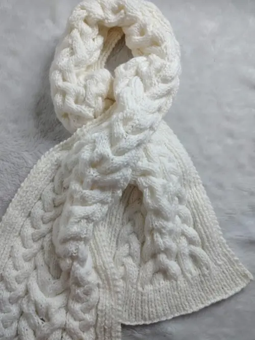 Cachecol em tricô com tranças - off white