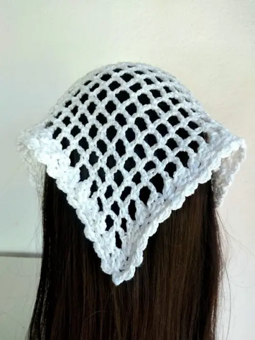 Bandana em  Crochê  arcos branca- lenço para cabelos