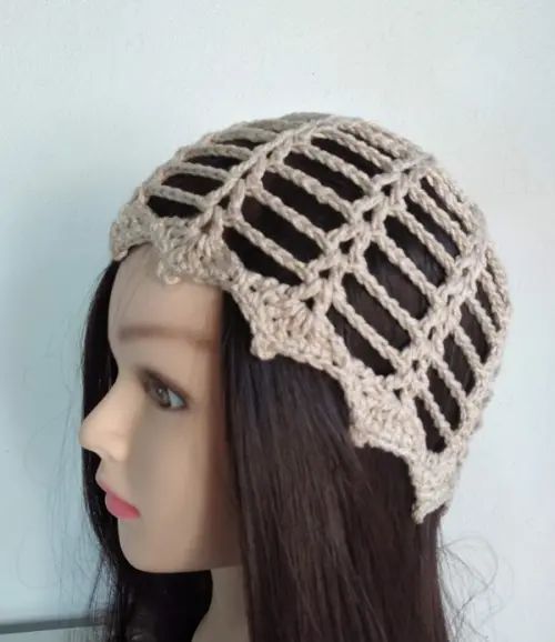 Gorro headpiece em crochê artesanal bege