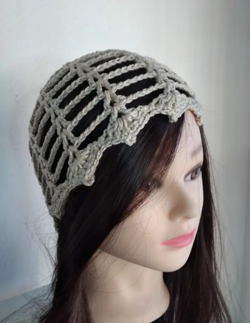 Gorro headpiece em crochê artesanal bege