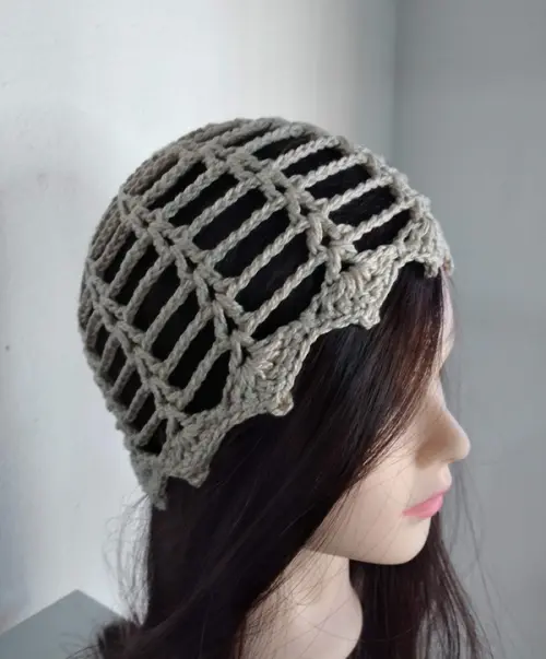 Gorro headpiece em crochê artesanal bege