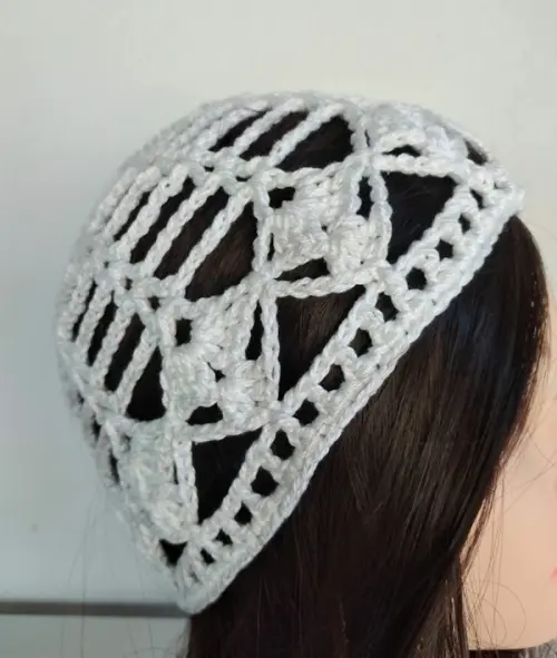 Gorro headpiece em crochê artesanal branco