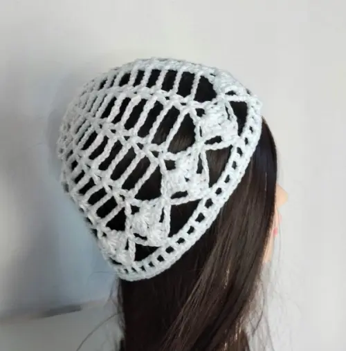 Gorro headpiece em crochê artesanal branco
