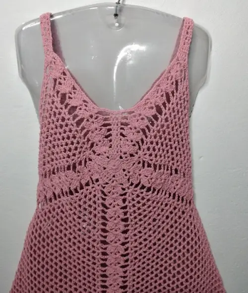Saída de praia  vestido em crochê   - rosa