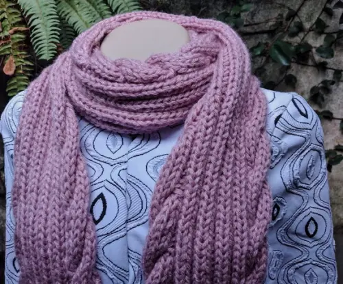 Cachecol em Tricô com Tranças Rosa.