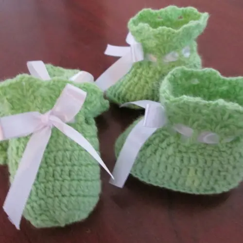 Sapatinho e Luvinha de Bebê em Crochê Verde