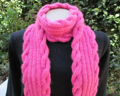Cachecol em Tricô com Tranças Pink.