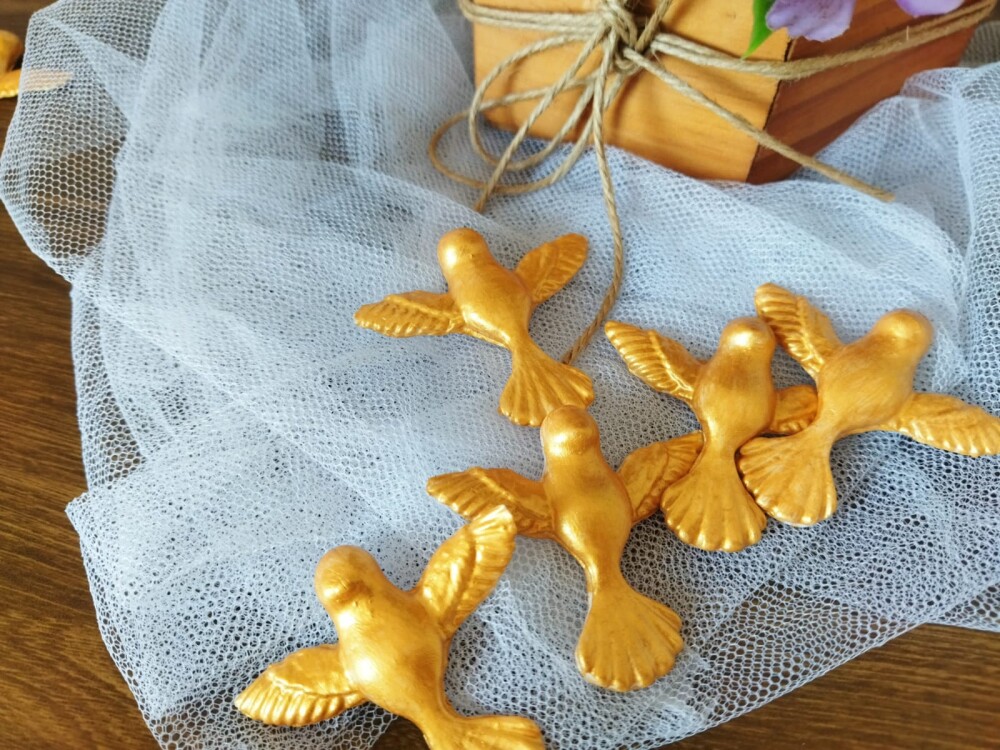 kit 10 pombinhos dourados de biscuit aplique para batizado crisma