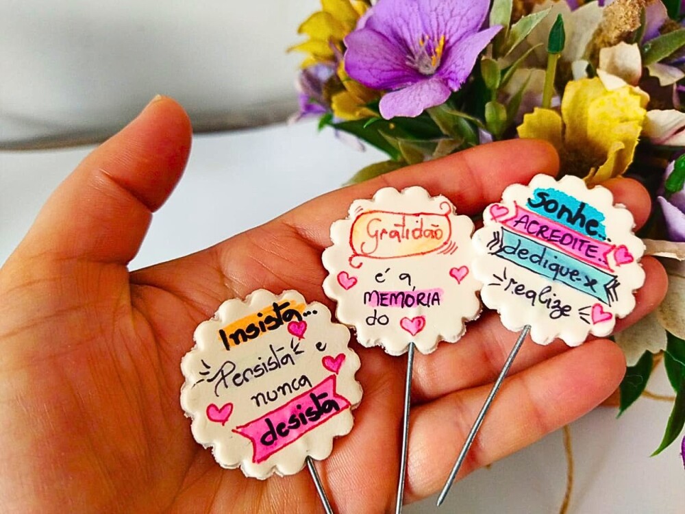 kit 10 enfeites de cuia plaquinhas frases lettering em biscuit