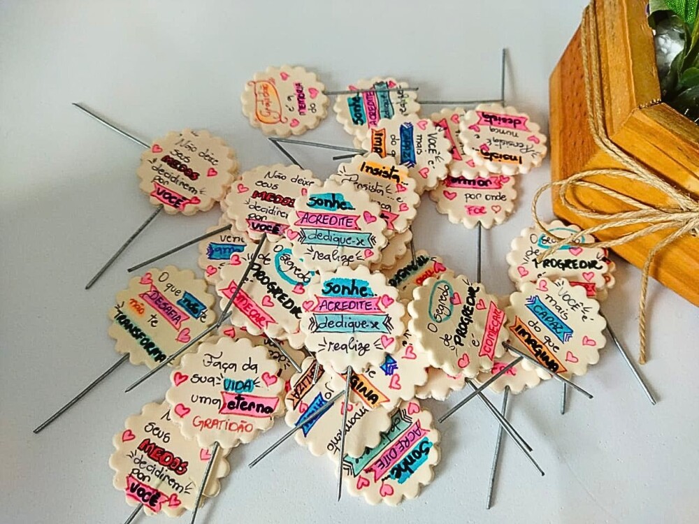 kit 10 enfeites de cuia plaquinhas frases lettering em biscuit