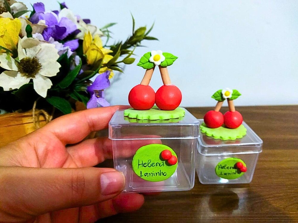 kit 10 caixinhas luxo cerejinha em biscuit lembrancinha 1 aninho