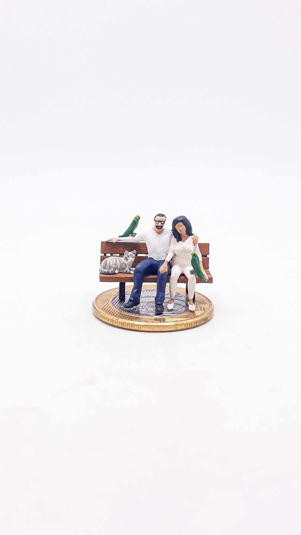 Casal no Banquinho com Gato e Papagaios M1238