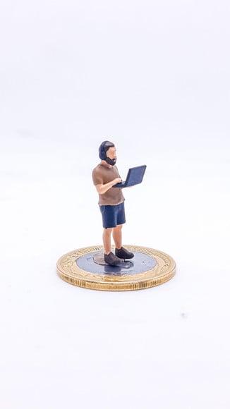 Homem com Computador Miniatura M1121