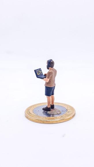 Homem com Computador Miniatura M1121
