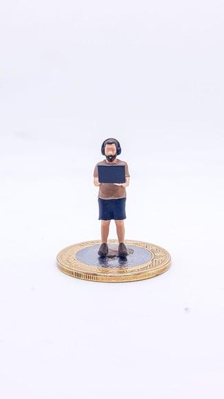 Homem com Computador Miniatura M1121