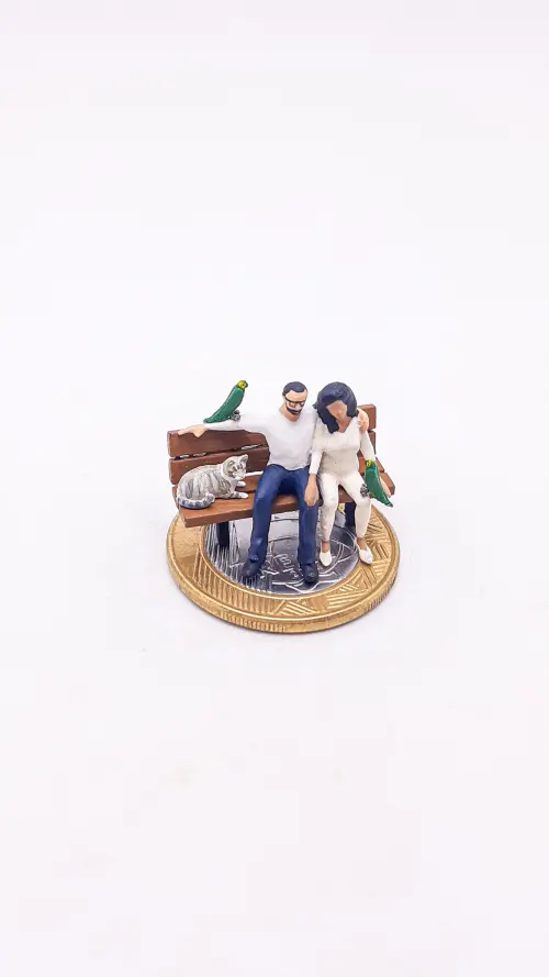 Casal no Banquinho com Gato e Papagaios M1238