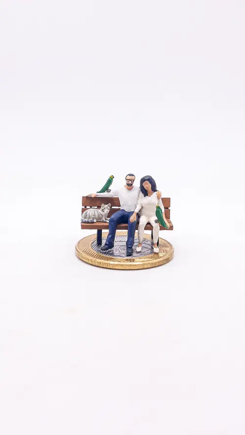 Casal no Banquinho com Gato e Papagaios M1238
