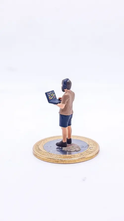 Homem com Computador Miniatura M1121