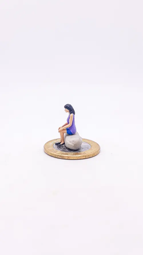 Mulher Sentada Miniatura M161