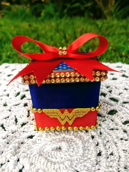 Caixinha decorada Mulher Maravilha