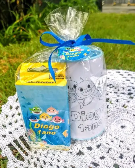 Cofrinho com giz de cera Baby Shark