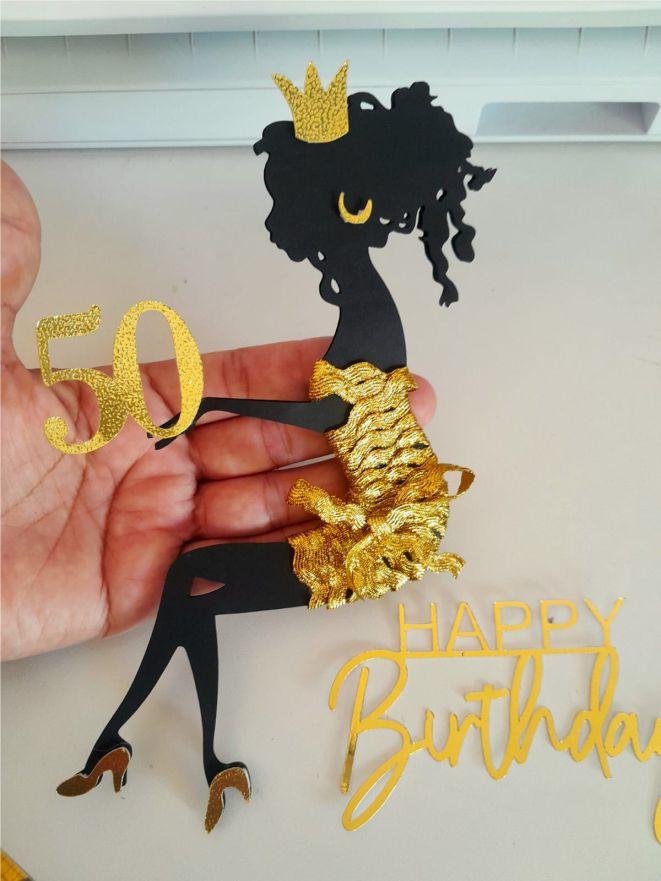 topo de bolo mulher sentada 50 anos com cabelo cacheado