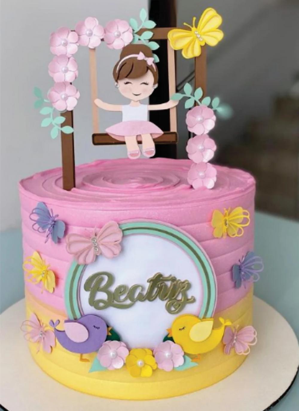 topo de bolo jardim encantado menina no balanço