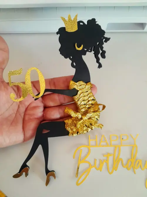 topo de bolo mulher sentada de cabelos cacheados