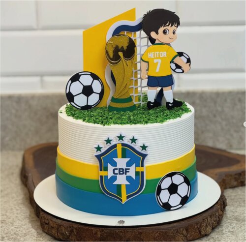 topo de bolo brasil menino futebol