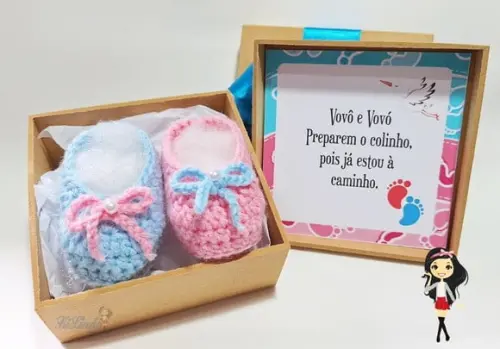 Caixa Presente Anúncio de Gravidez com Sapatinho de Crochê