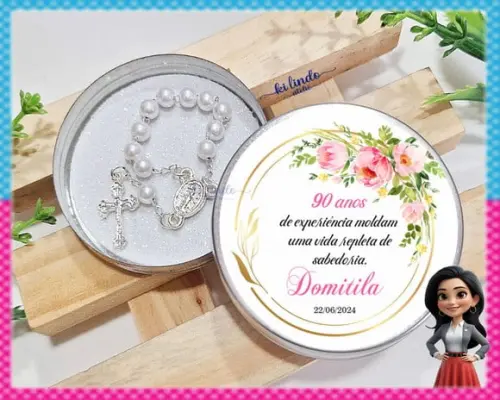 Lembrancinha de Aniversário de 90 Anos Mini Terço na Latinha