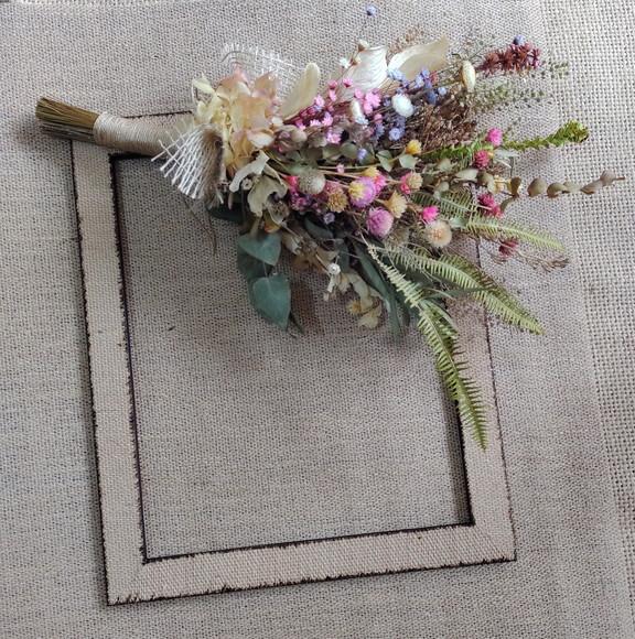 Buquê de Flores Secas no Quadro Vazado