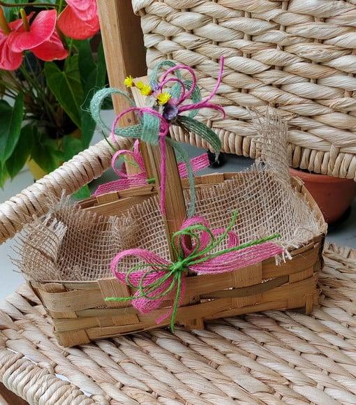Cesta decorada com lacinhos de juta
