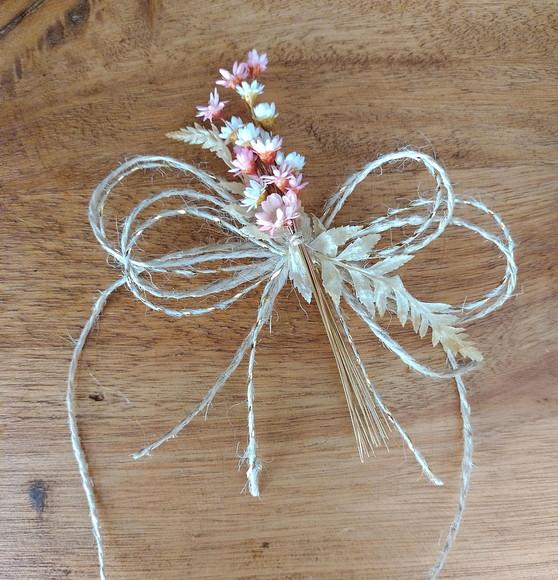 Laço de Fios de Juta com Flores Secas