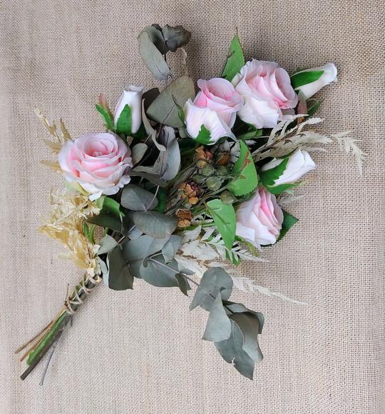 Buque de Rosas com Folhagens Desidratadas