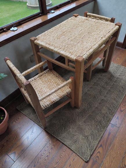 Conjunto de Mesinha de Palha com 2 Cadeirinhas (criança)