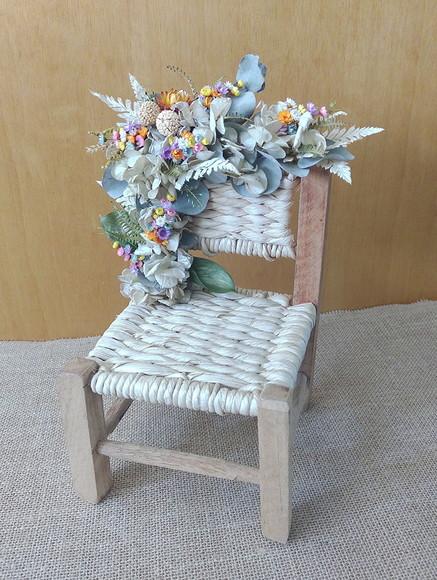 Cadeirinha de Palha com Flores Desidratadas (boneca)